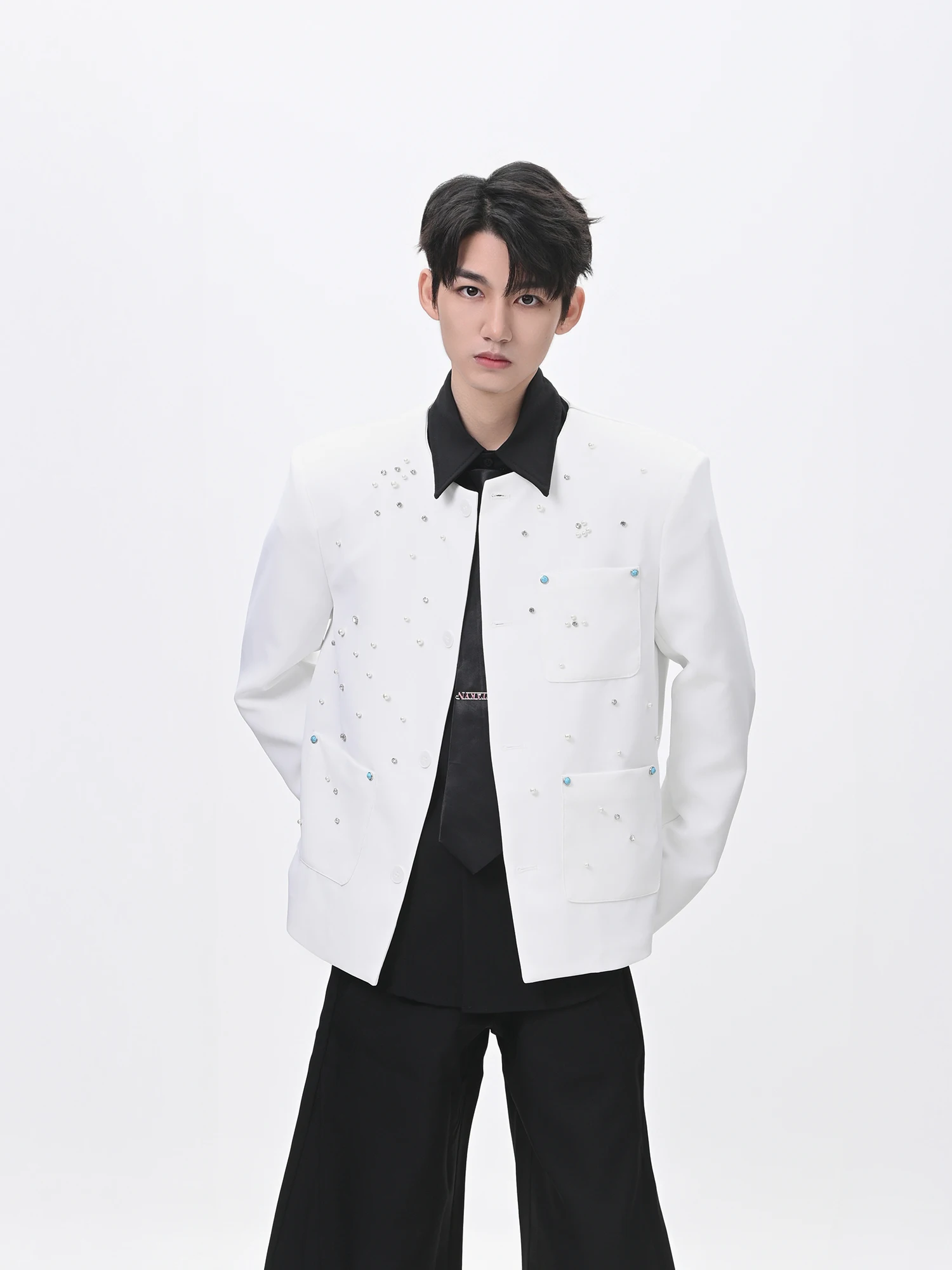 Men's Solid Color Chic Short Blazers Men's High-end Pearl Diamond Decoration Bead Design Collarless Shoulder Padded Suit Jackets