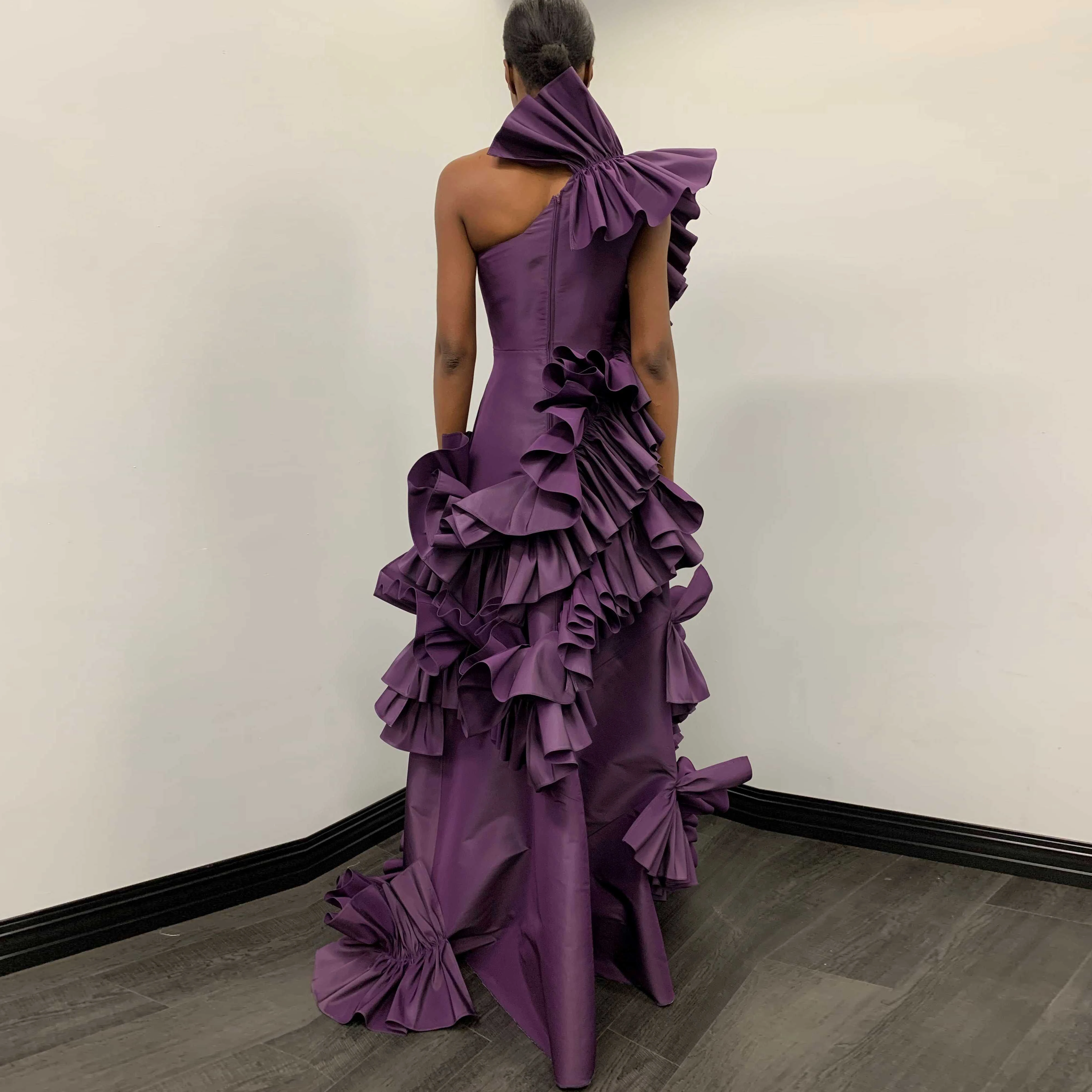 تصاميم فريدة من نوعها فساتين حفلات بكتف واحد طويل أرجواني ثوب مسائي مكشكش مصنوع حسب الطلب ثنيات على شكل حرف A فساتين رسمية أرجوانية