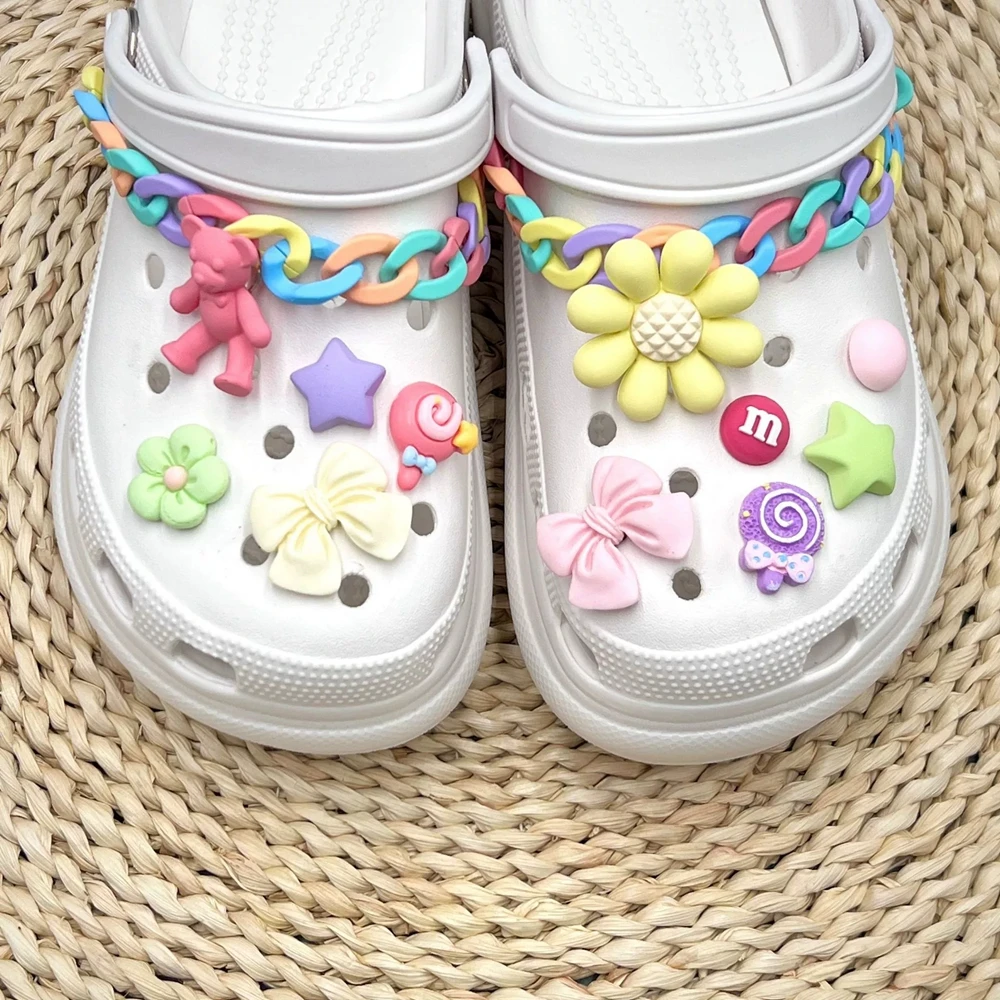 Un juego de cadenas de zapatos de Color acrílico, hebilla de zapato Crocs con Oso de flores, materiales acrílicos de bricolaje, accesorios de Color