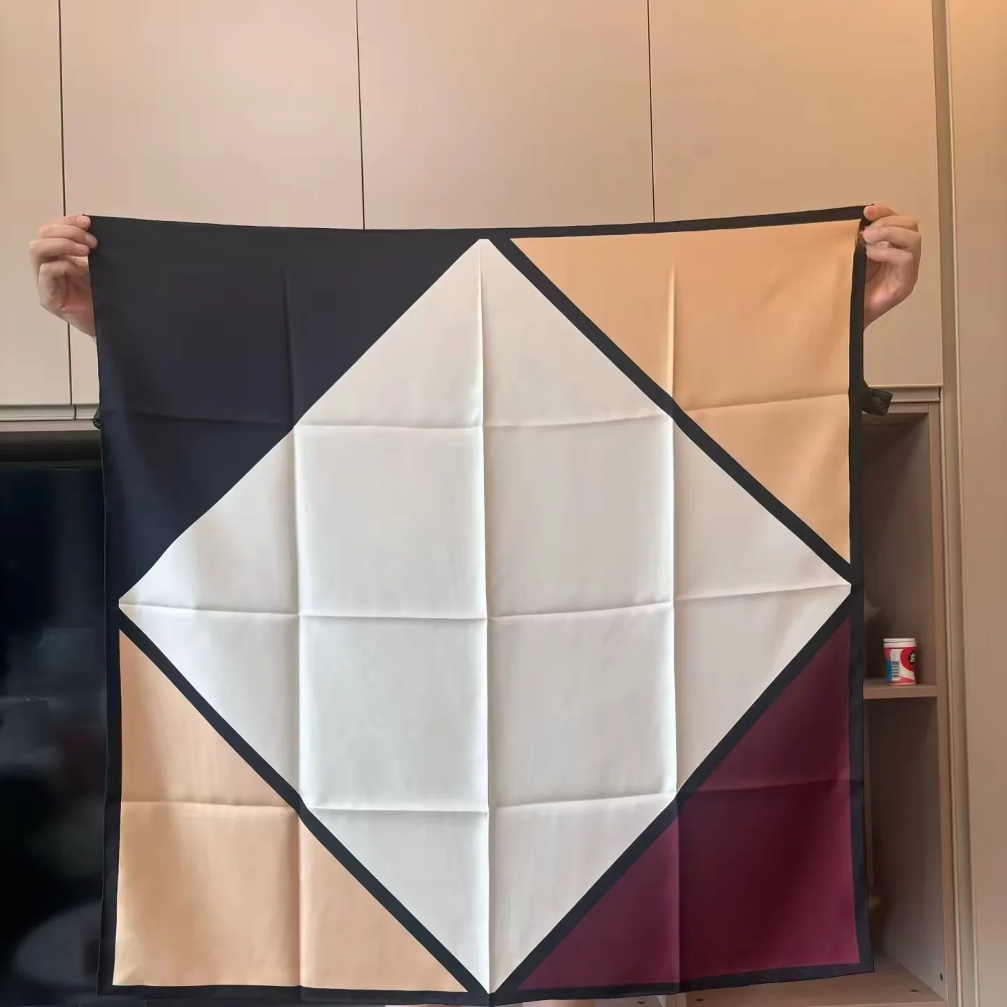 sciarpa-quadrata-in-seta-leggera-di-lusso-con-blocchi-di-colore-e-protezione-solare-stile-nordico-collezione-primavera-estate-2026-90cm