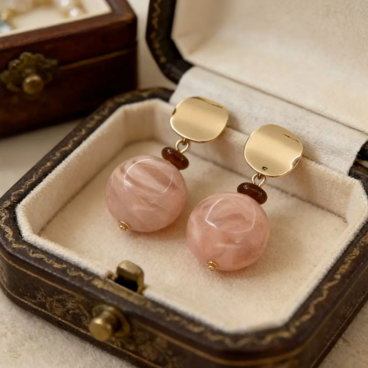 Gradual change pink round earrings 2026 new French niche retro fashionable pink beaded pendant stud earrings