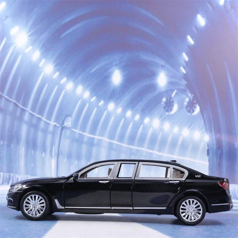 1:24 BMW 760 Alta Simulazione Pressofuso In Lega di Metallo Modello di auto Suono Luce Tirare Indietro Collezione Giocattolo Per Bambini Regali