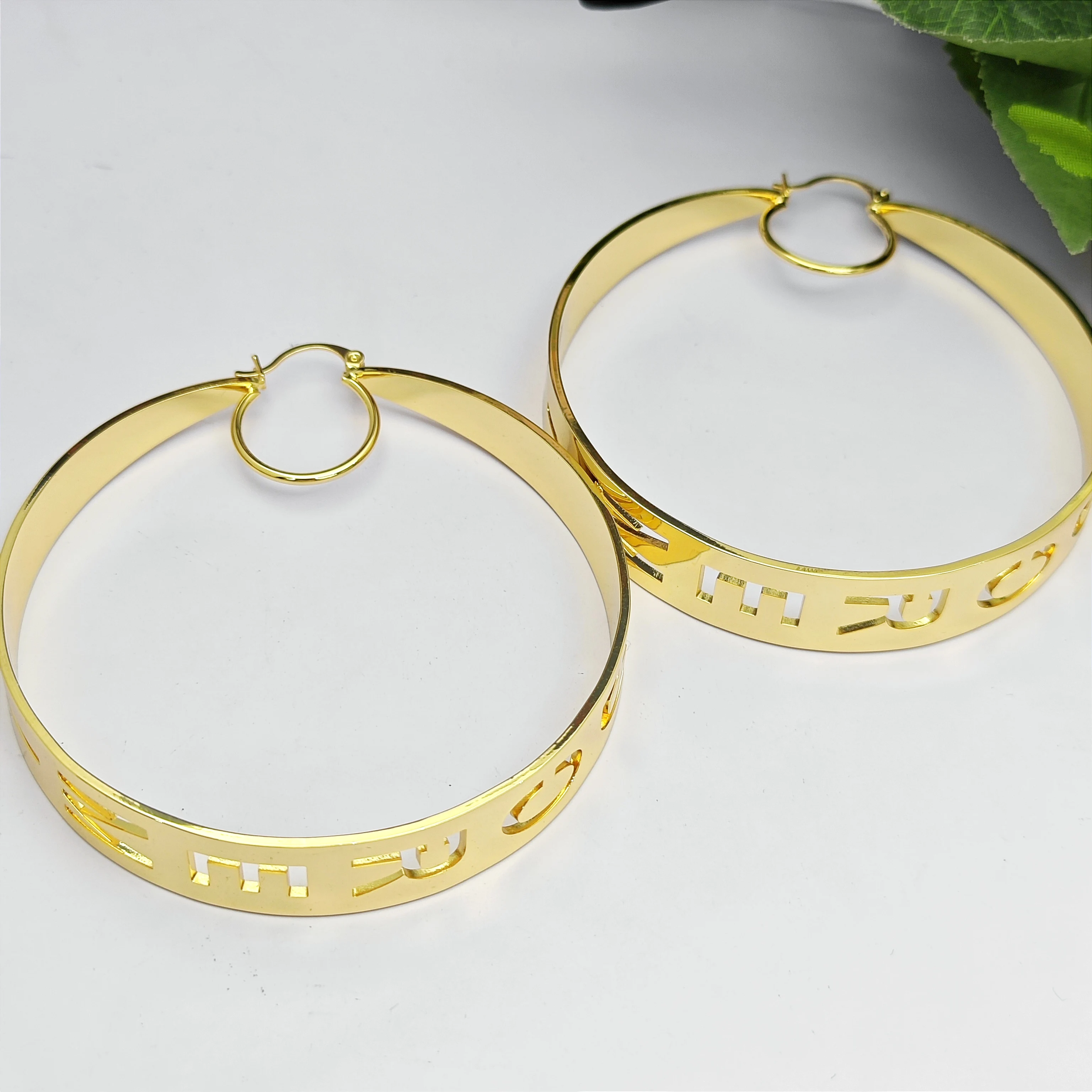 Lateefah U-shaped Button Oval Hollow Earrings Simple Custom Name Letter U-shaped Ear Clips