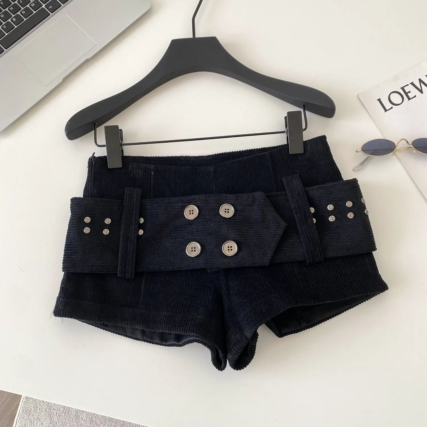 Clothland Women Sweet Corduroy Shorts With Wide Belt Zipper White Black Retro Vintage Female Sexy Mini Shorts SA84