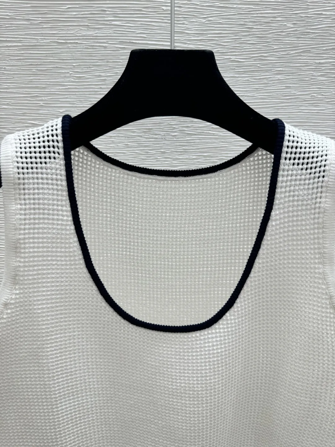 High-Quality Women's Crew-Neck Knit Vest – New Spring/Summer 2026 Collection