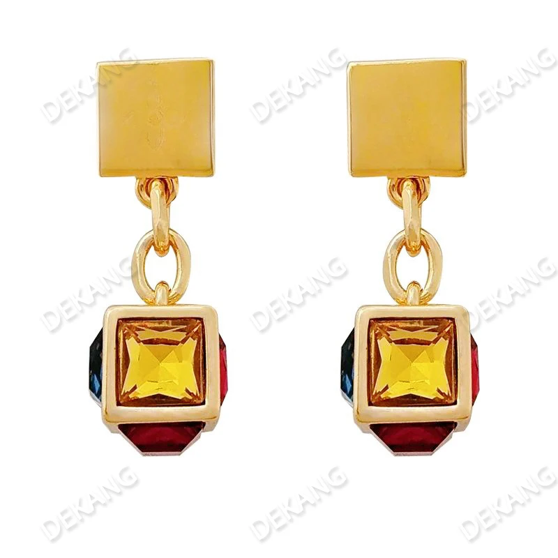 El viejo mar de las flores retiene el color y está chapado en oro real de 18 quilates, con un diseño de nicho de pendientes