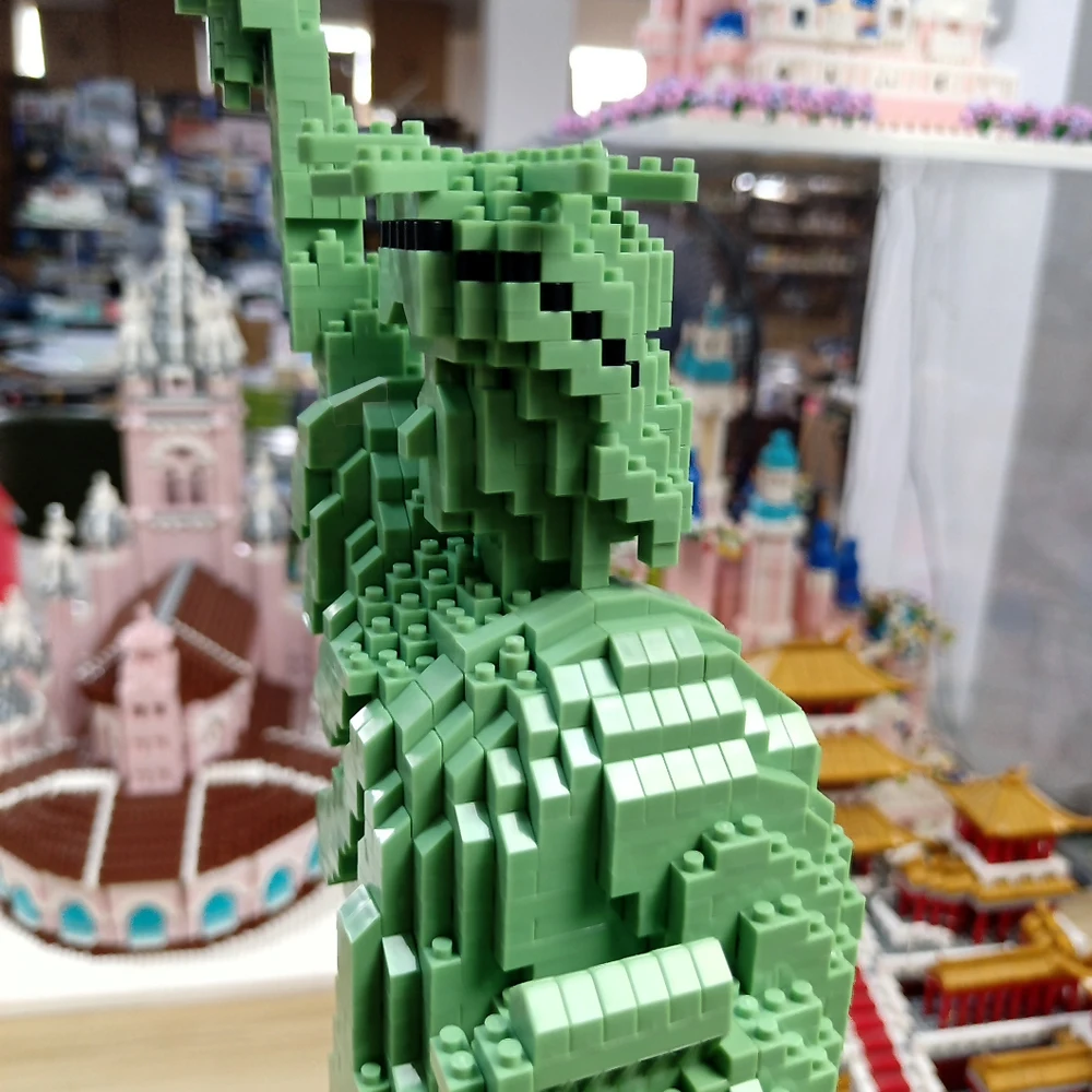 Statue of Liberty Building Block Model: Exquisitely Detailed Replica, Engaging DIY Assembly, Perfect Gift & Decor