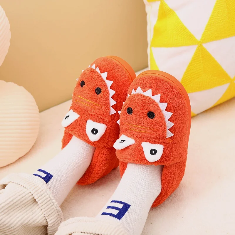 Cute green plush slippers with dinosaur cartoon pattern, suitable for toddlers, boys and girls, indoor home shoes, slip-on desig