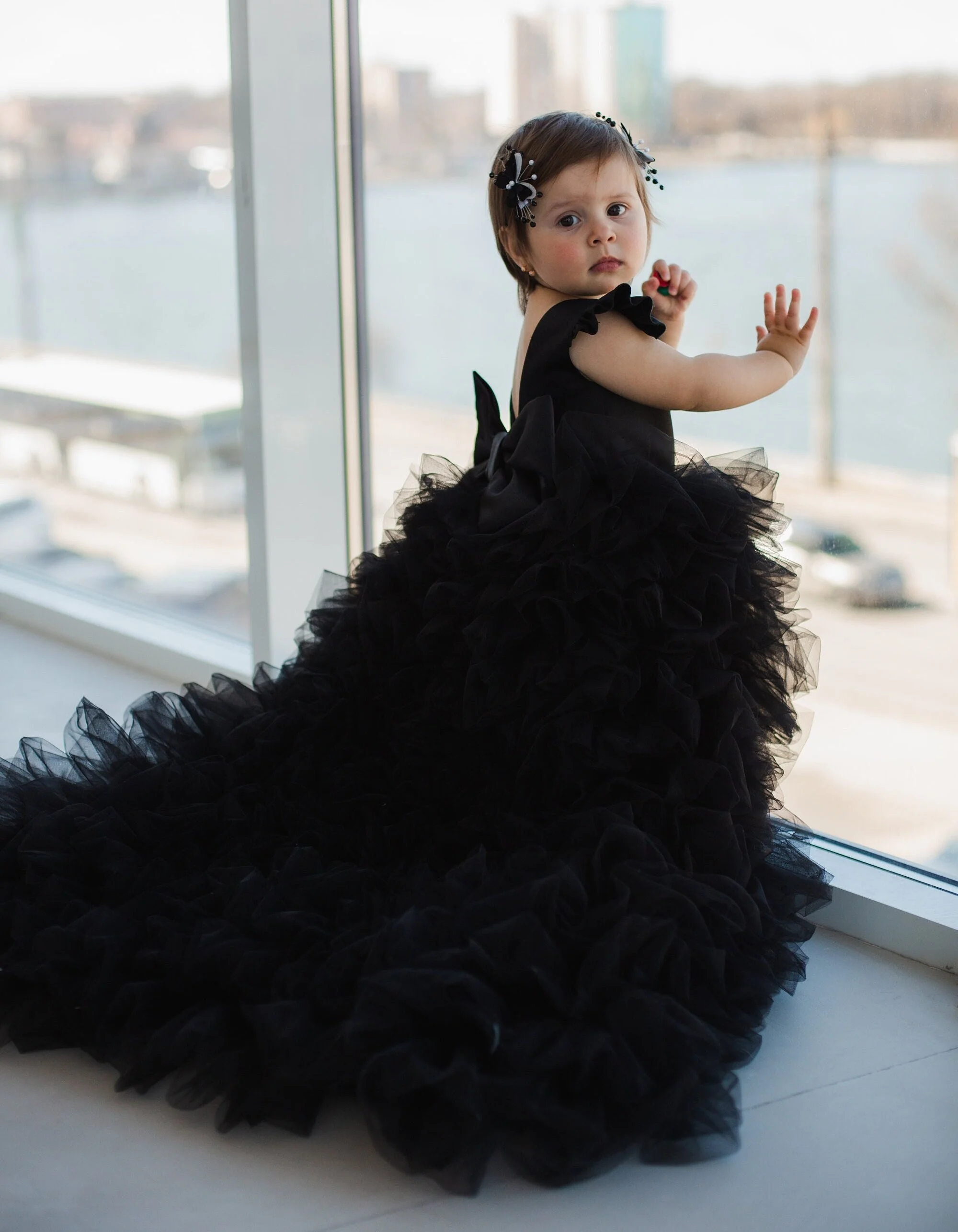 Vestido negro bonito de flores para niña, vestido de primer cumpleaños para boda, tutú largo de tren de barrido, vestidos de baile de primera comunión para bebé multicapa