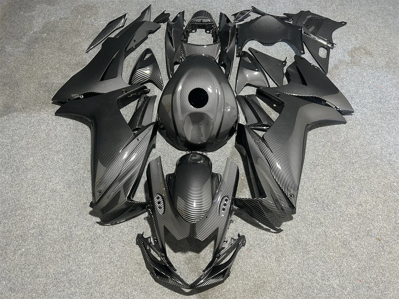 The motorcycle fairing is suitable for GSXR600 GSXR750 2011 2012 2013 2014 2015 2016 2017-2023 carbon fiber paint motorcycle