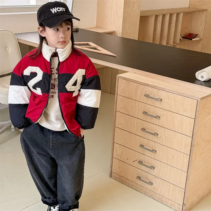 

Зимняя новинка 2026: Утепленная куртка с цифровой вышивкой, бейсбольная форма для мальчиков, детское пальто