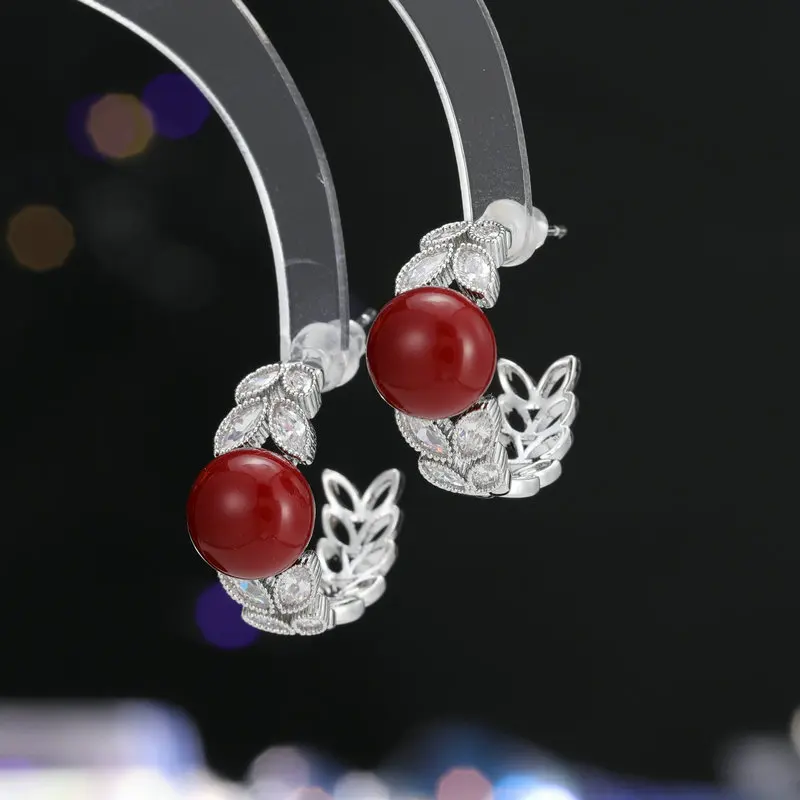 أقراط فاخرة وخفيفة ذات تصميم عصري وبسيط. جديد الخريف والشتاء خاتم اللؤلؤ الأحمر أقراط على شكل حرف C