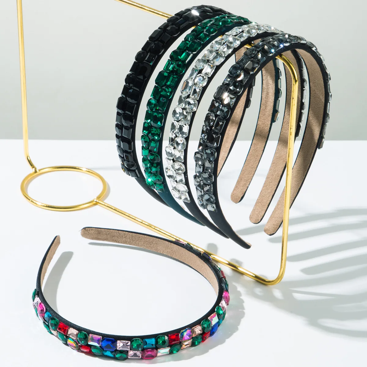 

Стильная и простая повязка на голову, инкрустированная бриллиантами, с тонким краем, изысканные аксессуары для волос с бриллиантами, легкая роскошь, ощущение высокого класса, нишевый дизайн.