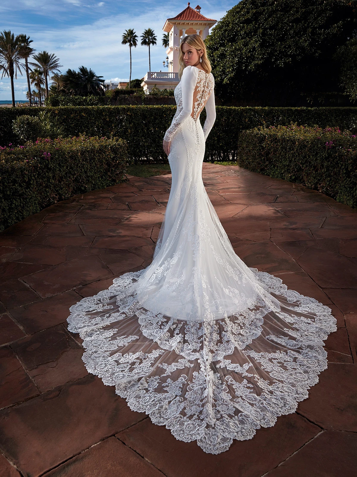 Vestidos de novia elegantes de sirena, vestidos de novia de satén de encaje de manga larga con cuello en V profundo, bata de tren de barrido con botones en la espalda hechos a medida