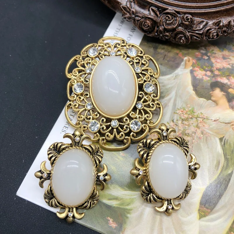 

French Vintage Style Brooch or Earrings Hollow Design Women Jewelry Elegant Female Jewelry Inlaid with Rhinestones