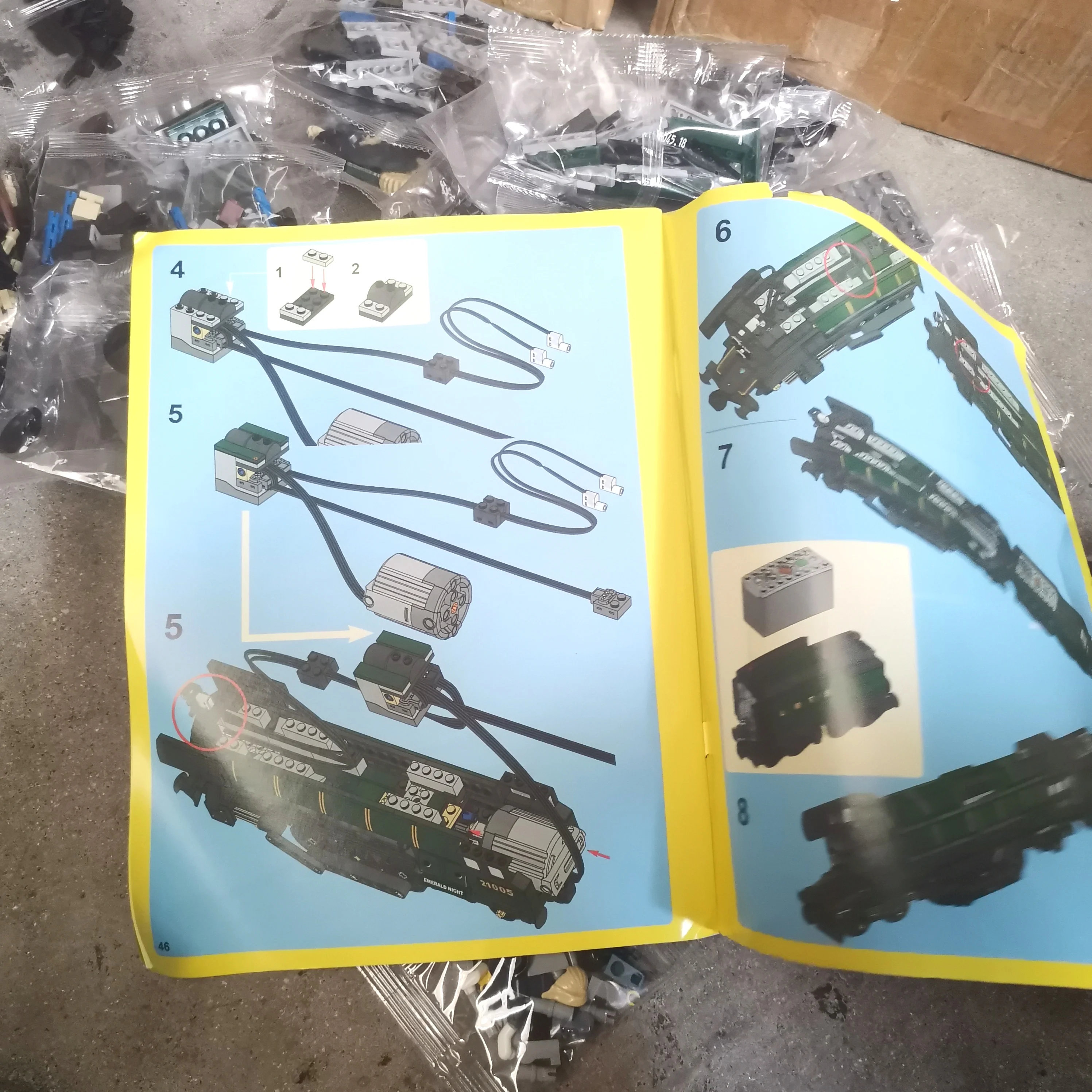 

Compatible 21005 10194 Emerald Night train Building Blocks Brick Birthday Chirstmas Gift model kit Toy 1085PCS gift For a friend