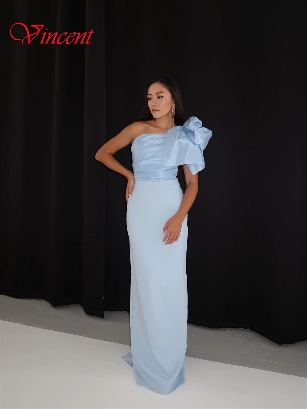 Изящное синее атласное вечернее платье по индивидуальному заказу, простые платья для выпускного вечера с бантом на одно плечо, классическое прямое вечернее платье без рукавов