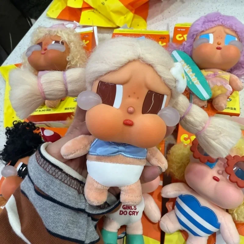 POP MART Crybaby Modalità vacanza su serie Scatola cieca per bambola in vinile Scatola misteriosa Ornamento carino Figura anime Giocattolo da tavolo Regali di compleanno