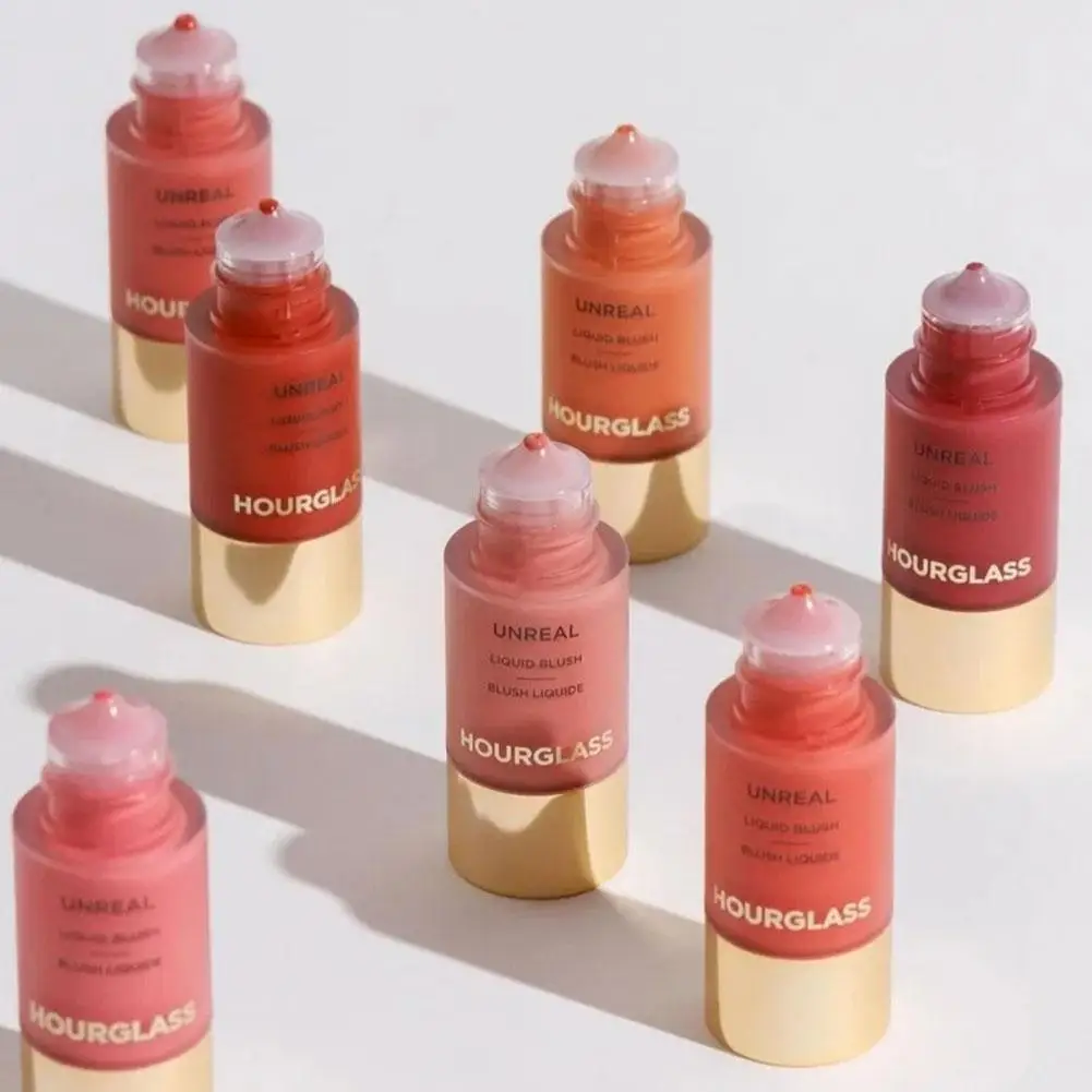 Flüssiges Rouge spendet Feuchtigkeit und hellt natürlich auf. Kleines Tropf-Make-up für Frauengesichter vor dem Make-up. Mehrere Farbnummern
