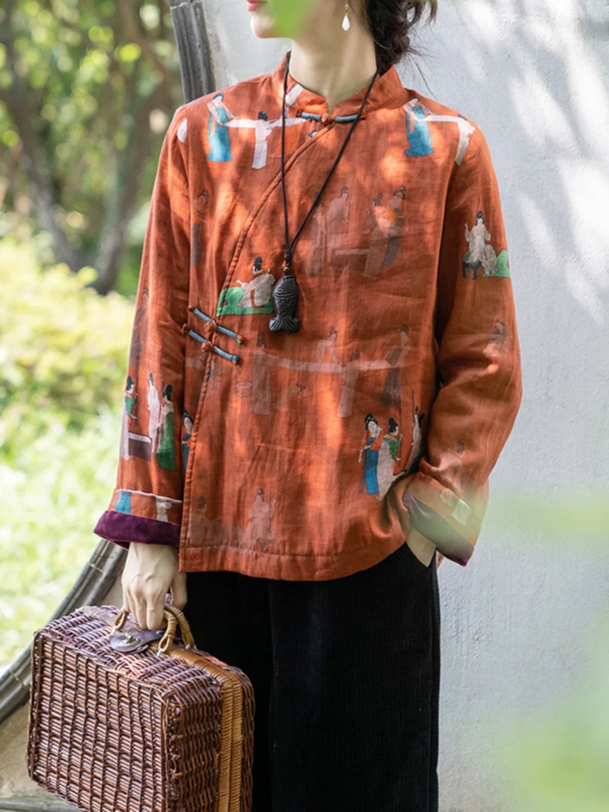 

Зимнее утепленное хлопковое пальто для женщин: дизайнерская модель с принтом, на пуговицах, с подкладкой из флиса