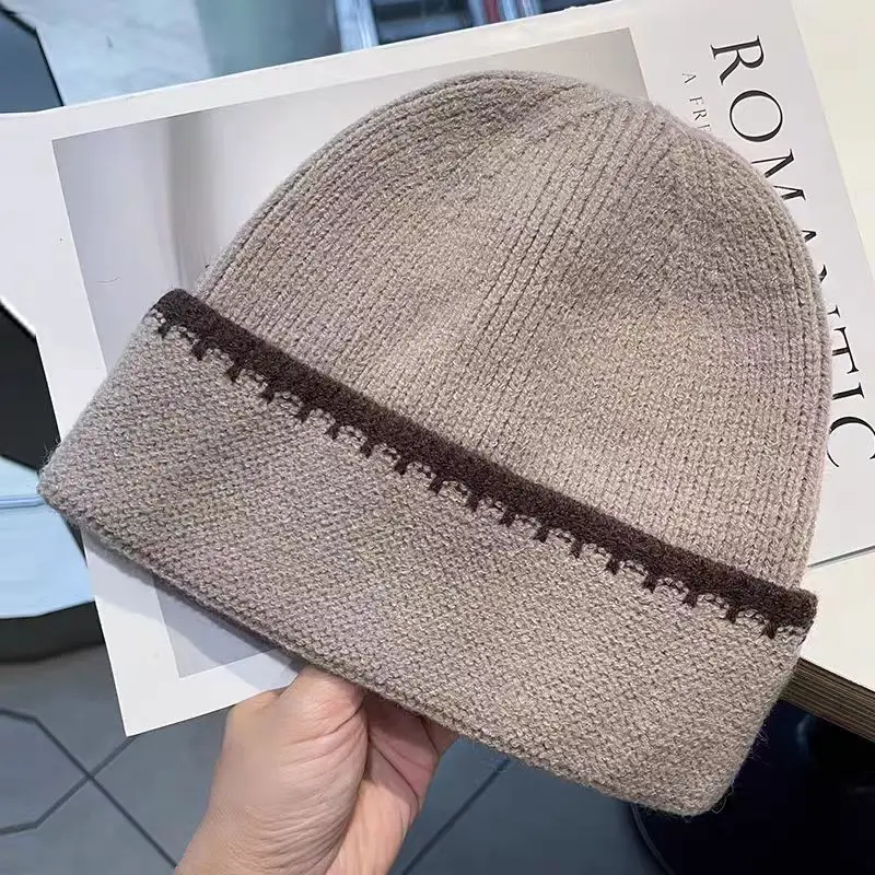 Minimal farbblockierende gestreifte Strickmützen für Damen, vielseitig einsetzbar im Herbst und Winter, modische und trendige warme Mützen – Detail 7