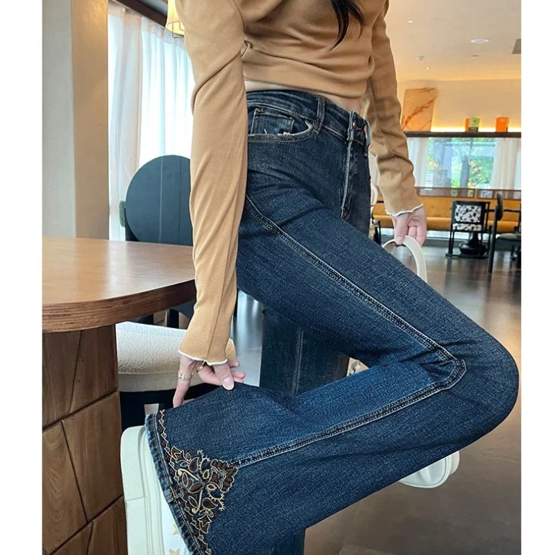 Pantaloni Y2k Jeans da donna Autunno 2025 Nuovi pantaloni svasati ricamati Slim Fit Vita alta Fondo a campana blu profondo casual