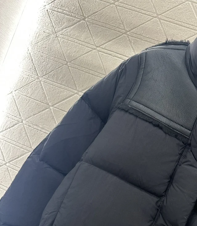 Zimowa, modna damska kurtka z nylonu, patchworkowa, prostokątna, z tłoczonym kołnierzem stójką, wypełniona białym puchem kaczym.