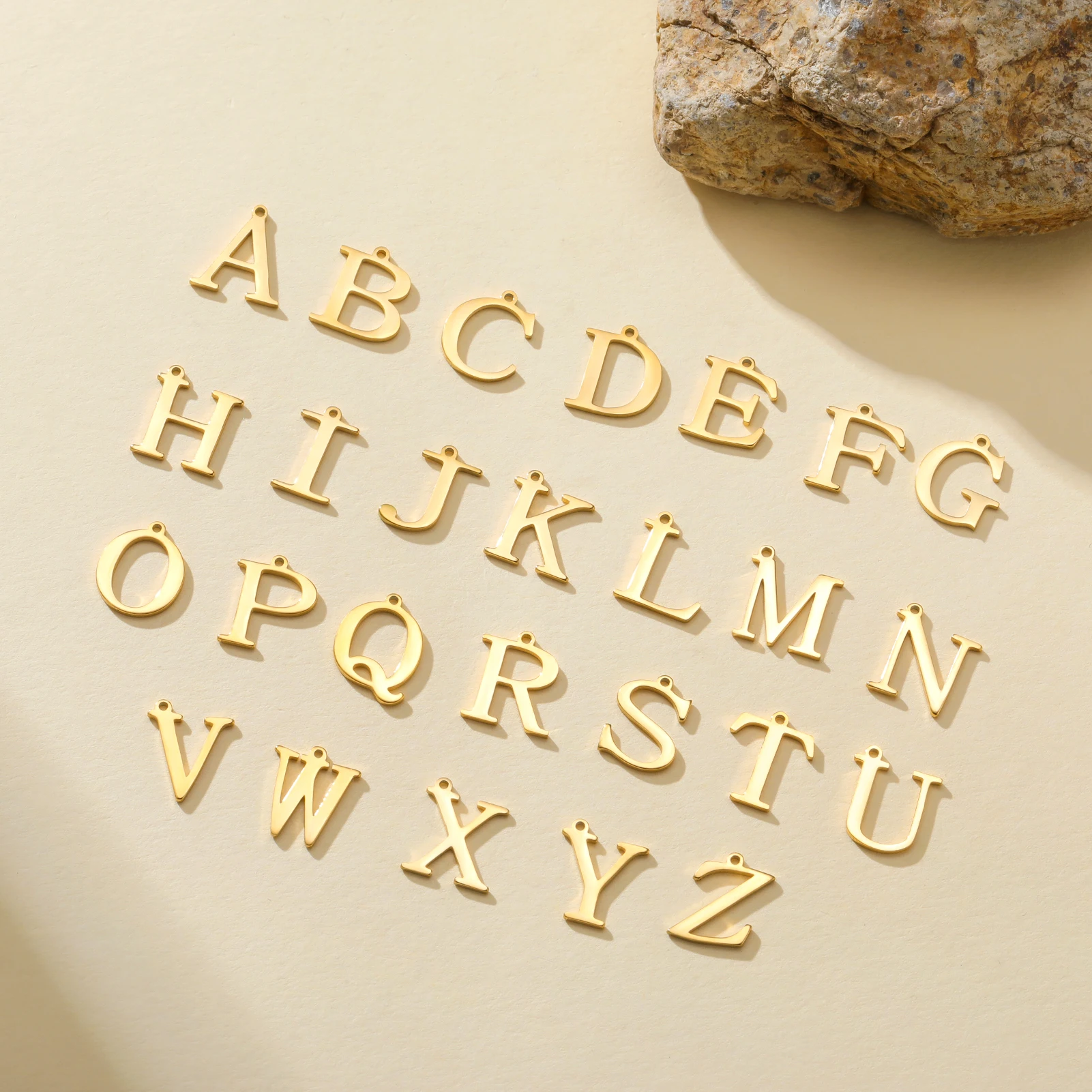 Skyrim 5 Stück/Set A-Z Initialen-Buchstaben-Anhänger aus Edelstahl in Goldfarbe, DIY-Alphabet-Anhänger für Halsketten, Armbänder und Schmuckherstellung – Detail 1