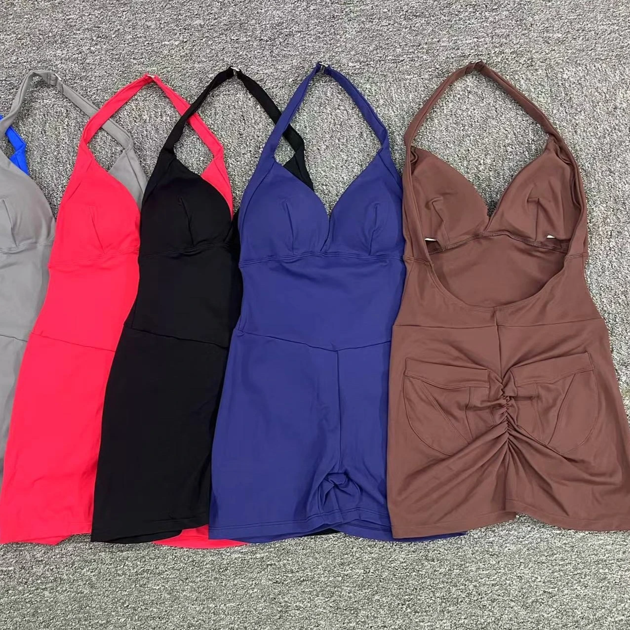 

VEQKING Быстросохнущий женский комбинезон с лямкой на шее для йоги со съемными подушечками и открытой спиной Спортивный спортивный костюм с задними карманами Плиссированные шорты для спортзала на бедрах