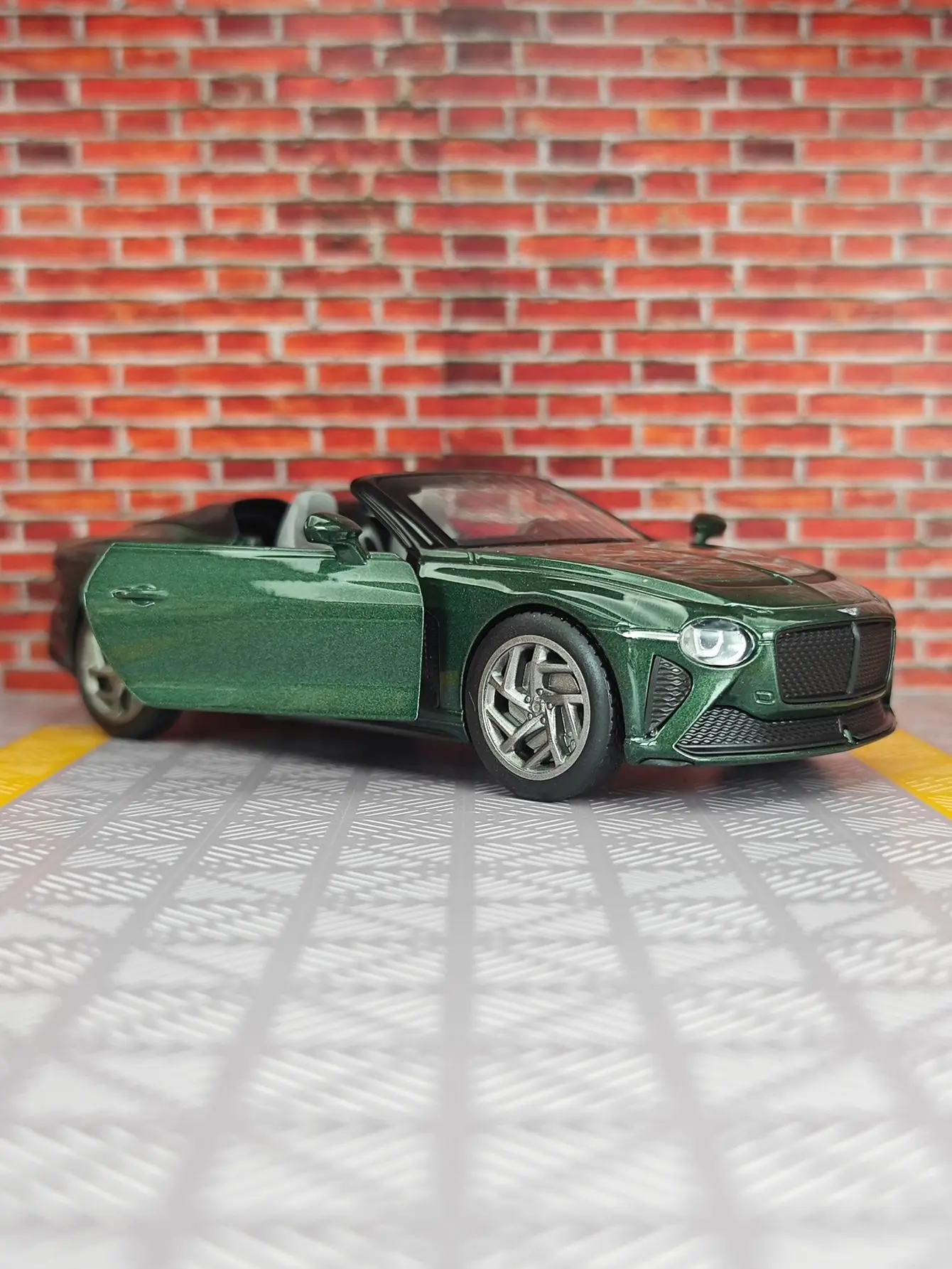 

1:32 Bentley Mulliner Bacalar alloy car model convertible super-running boy toy car 2 doors can be opened birthday present