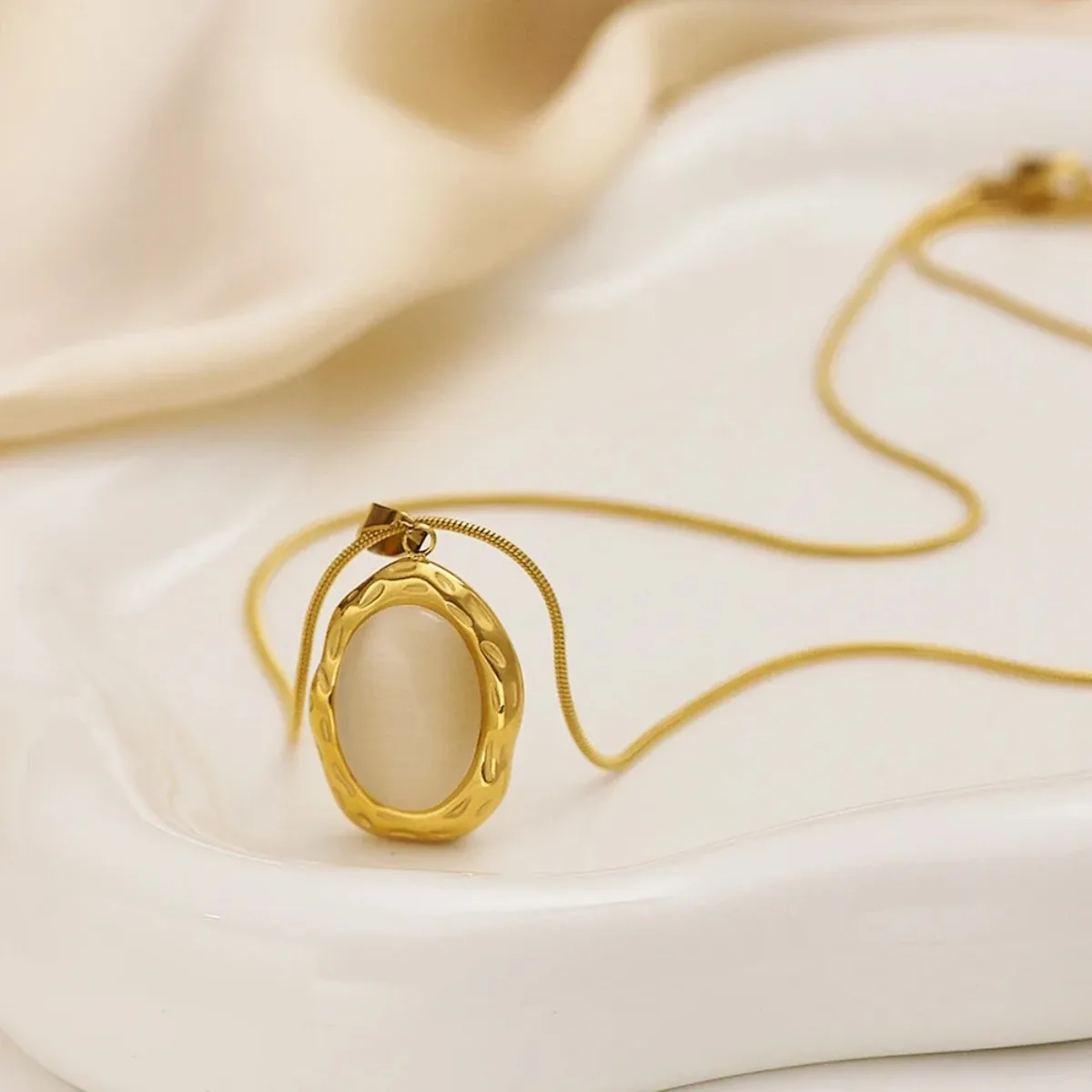 Luxury 18K Gold Plated Stainless Steel Oval Shape White Cat Eye Opal Stone Pendant Necklace Fashion Jewelry