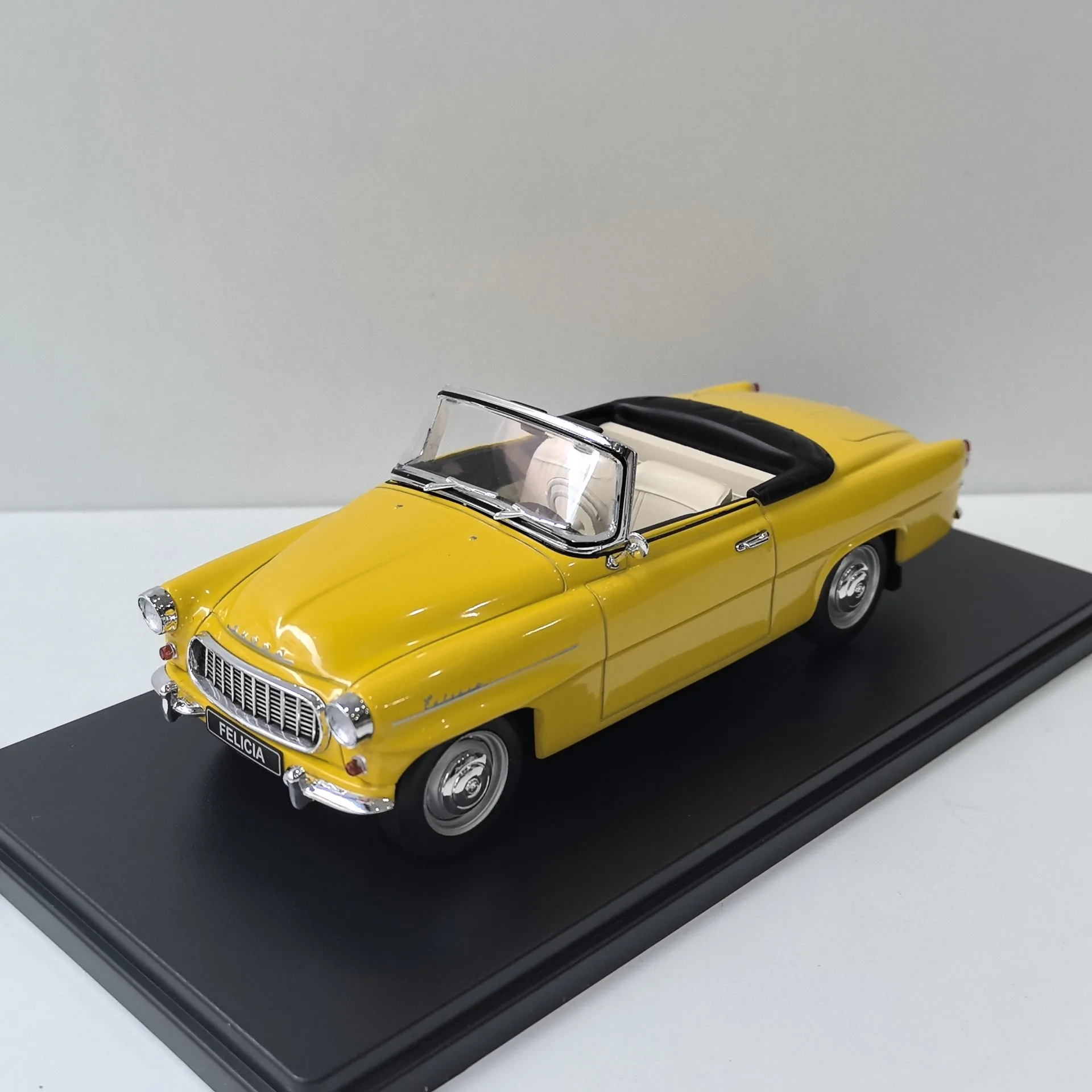 

Diecast WHITEBOX 1/24 Scale SKODA FELICIA Convertible Alloy Car Model Collectible Toy Gift Souvenir Display Ornament