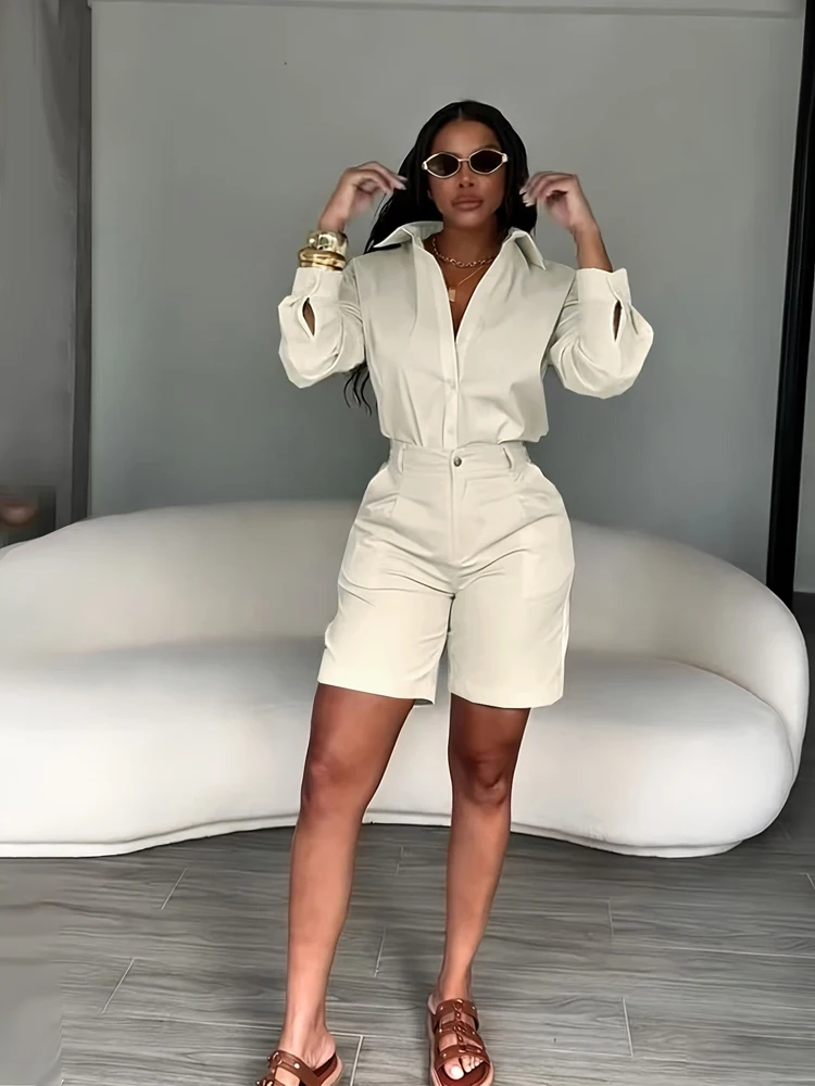 Schickes 2-teiliges Set für Damen: Einfarbiges Langarm-Hemd mit Knöpfen und hochtaillierte plissierte Bermuda-Shorts, Büro-Outfit für Damen. – Detail 4