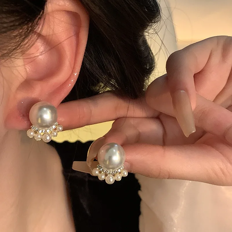 Trendy New Pearl Stud Earrings for Women Crystal Side White Imitation Pearl Korean Fashion Temperament Ear Accessories brincos