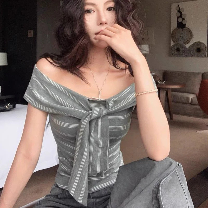 بلوزة كورية مثيرة مكشوفة الأكتاف مخططة صيفية كلاسيكية رفيعة وربطة عنق رمادية أمامية بلوزة هاراجوكو Y2K ملابس الشارع الشهير جرافيك تي شيرت