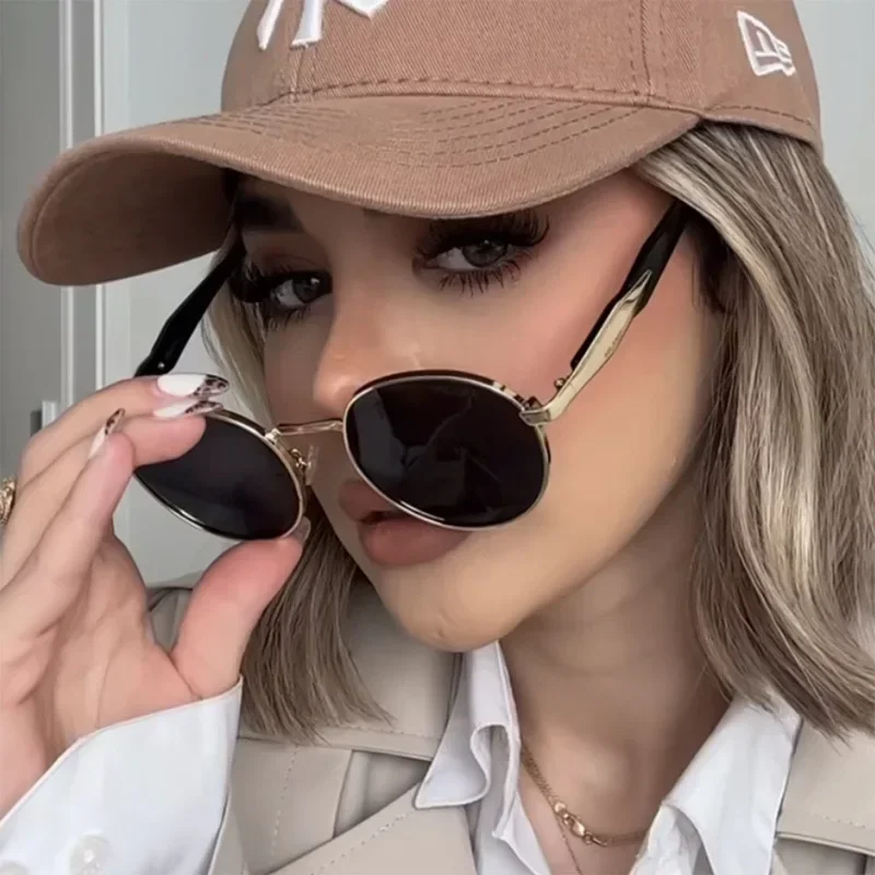 Neue Retro-Sonnenbrille mit rundem Rahmen und dünnem Metallrahmen. Vielseitige Sonnenbrille für Männer und Frauen mit UV400-Sonnenschutz