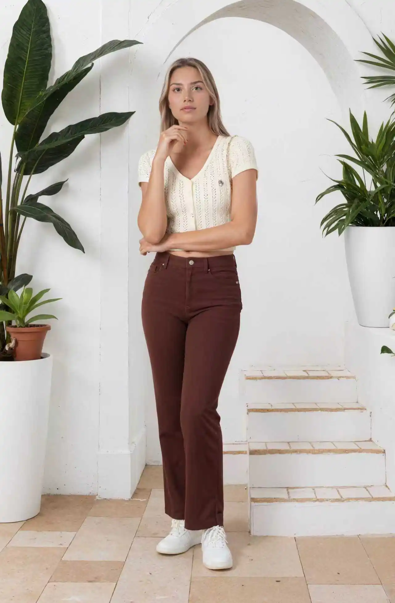 New loose, casual, high-waisted, slimming coffee-colored wide-leg straight-leg jeans for pear-shaped figures