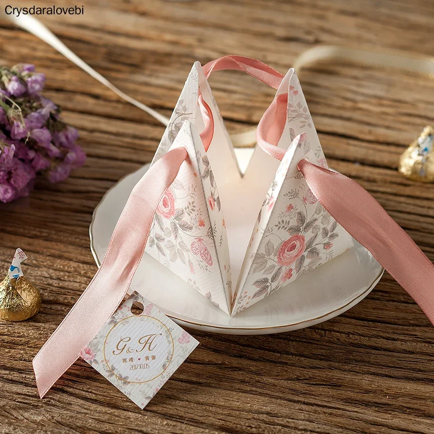 100pcs Creative Pink Floral Triangular Pyramid Wedding Favors Candy Boxes Bomboniera Party Gift Box Sugar Box