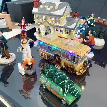 Jasně osvětlená budova Vánoce Santa Claus Auto Dům Vesnice Svátek Garáž Dekorace Griswold Vila Domácí Stolní Figurky 10 nejlepší prodej figurka z vesnice Noel - №8