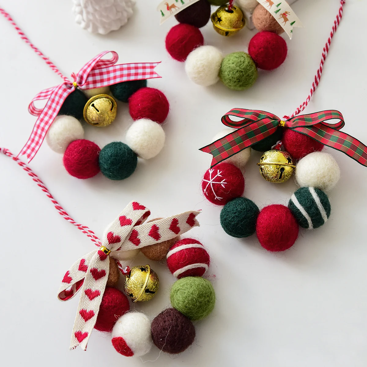 Christmas Decoration Mini Wreath Handmade DIY Wool Ball Bell Wreath Girl Heart Decoration Wreath Christmas Decoration