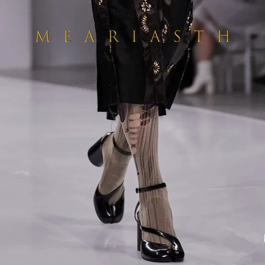 جديد 2025 صنادل نسائية ملفوفة عند الأصابع باللون الأسود بمقدمة مقسمة وكعب سميك وحزام خلفي مقاس كبير أحذية نسائية غير رسمية مقاس كبير أحذية تابي #2