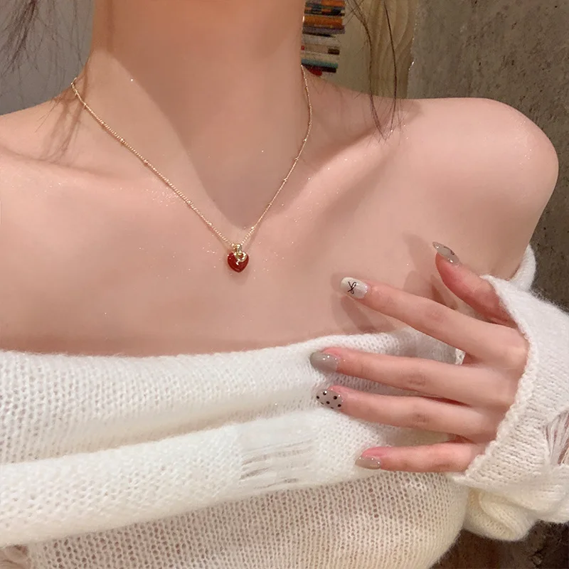2025, Sommer-Halskette mit rotem Herz, Viral für Damen – minimalistische, luxuriöse, geschichtete Schlüsselbeinkette, hochwertiger Schmuck mit Anhänger aus Legierung