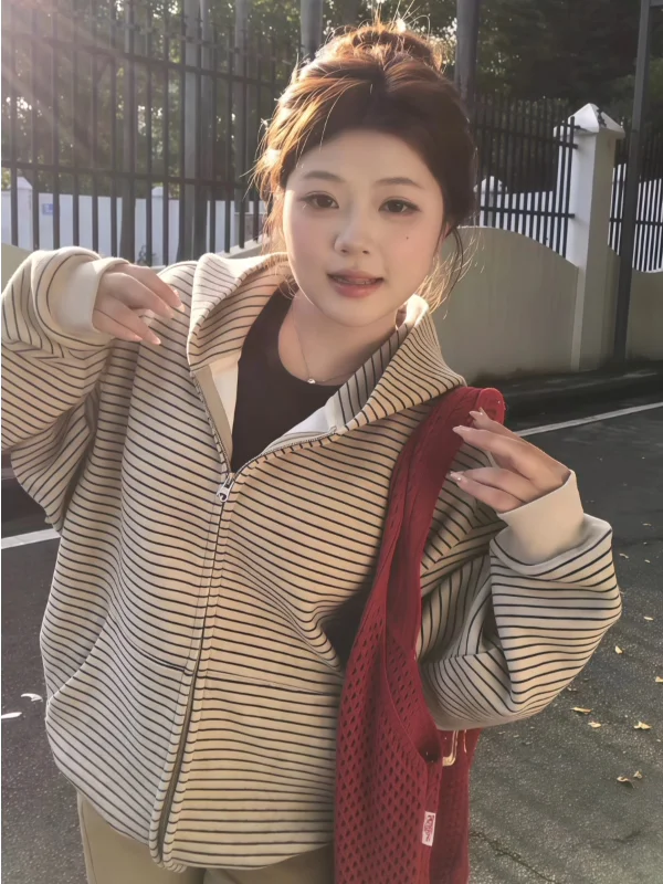 

Женская осенняя новинка: универсальная толстовка-куртка больших размеров с капюшоном на молнии, в полоску, в корейском стиле, с эффектом стройности, длинный рукав