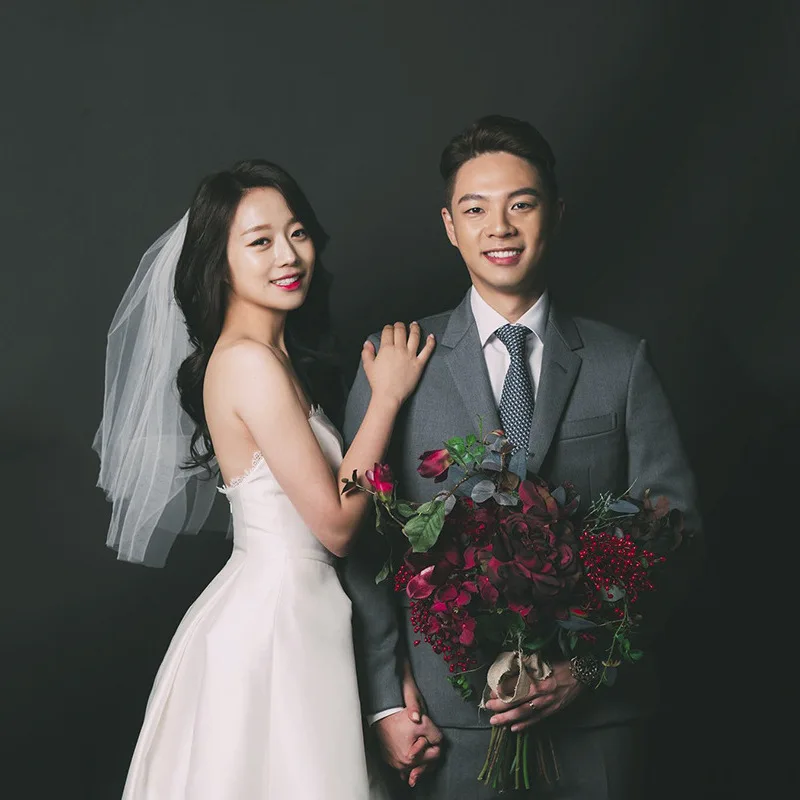 サテンライトウェディングドレス 新しいシンプルなストラップレススリムフィット韓国スタイルソリッドカラー花嫁ウェディングミドル丈トラベルドレス