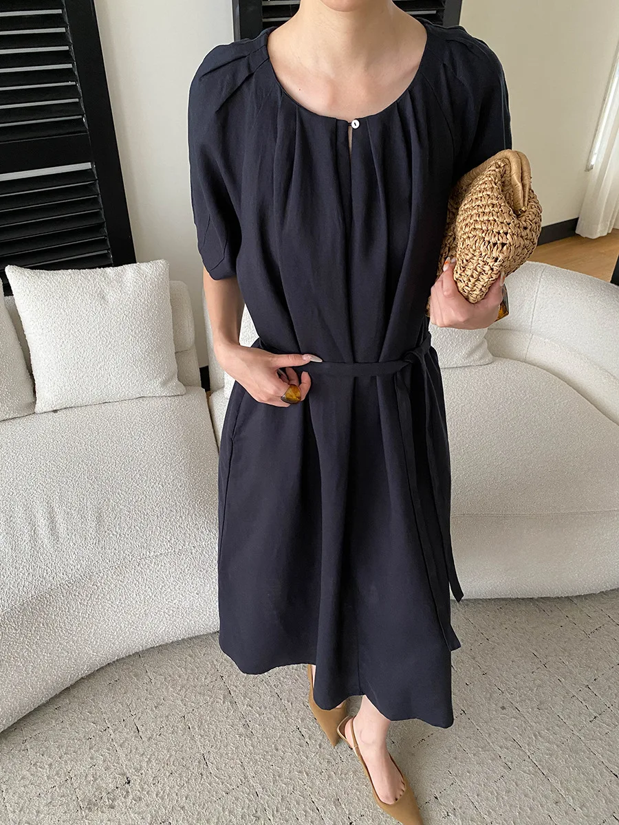 Sommerliches Damenkleid in unifarbenem Design mit plissierter Taille und Rundhalsausschnitt. – Detail 15