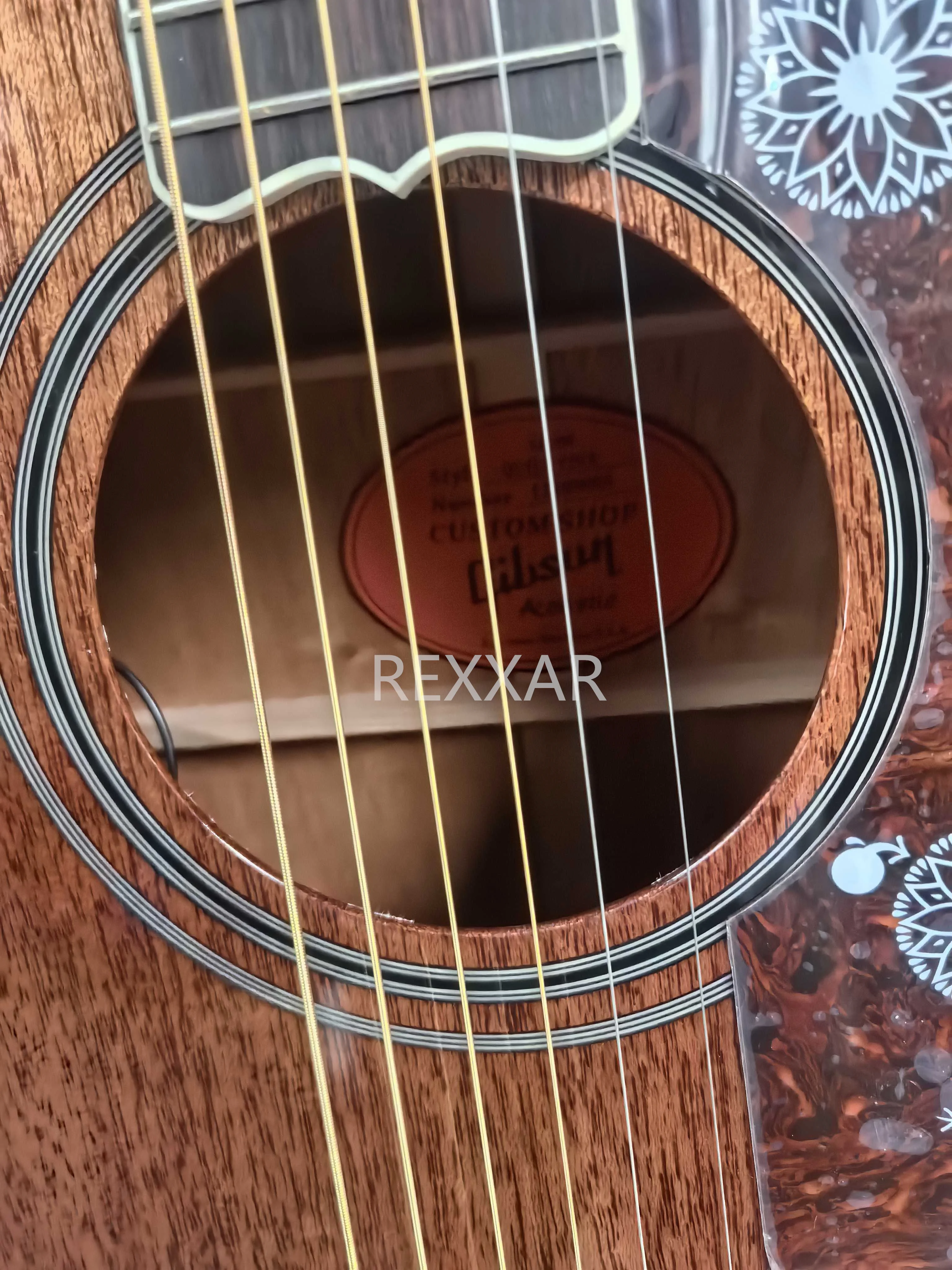 جيتار صوتي J200، لون الخشب الطبيعي، سطح من الخشب الصلب بزهر الخوخ، جانب وخلفي من خشب زهر الخوخ، إكسسوارات ذهبية، EQ i #3