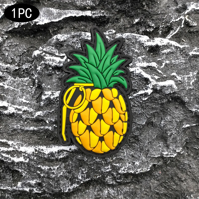 Un insignia de parche de PVC de piña, con respaldo de velcro y cierre de gancho, adecuada para decorar bolsos, mochilas, chalecos y ropa