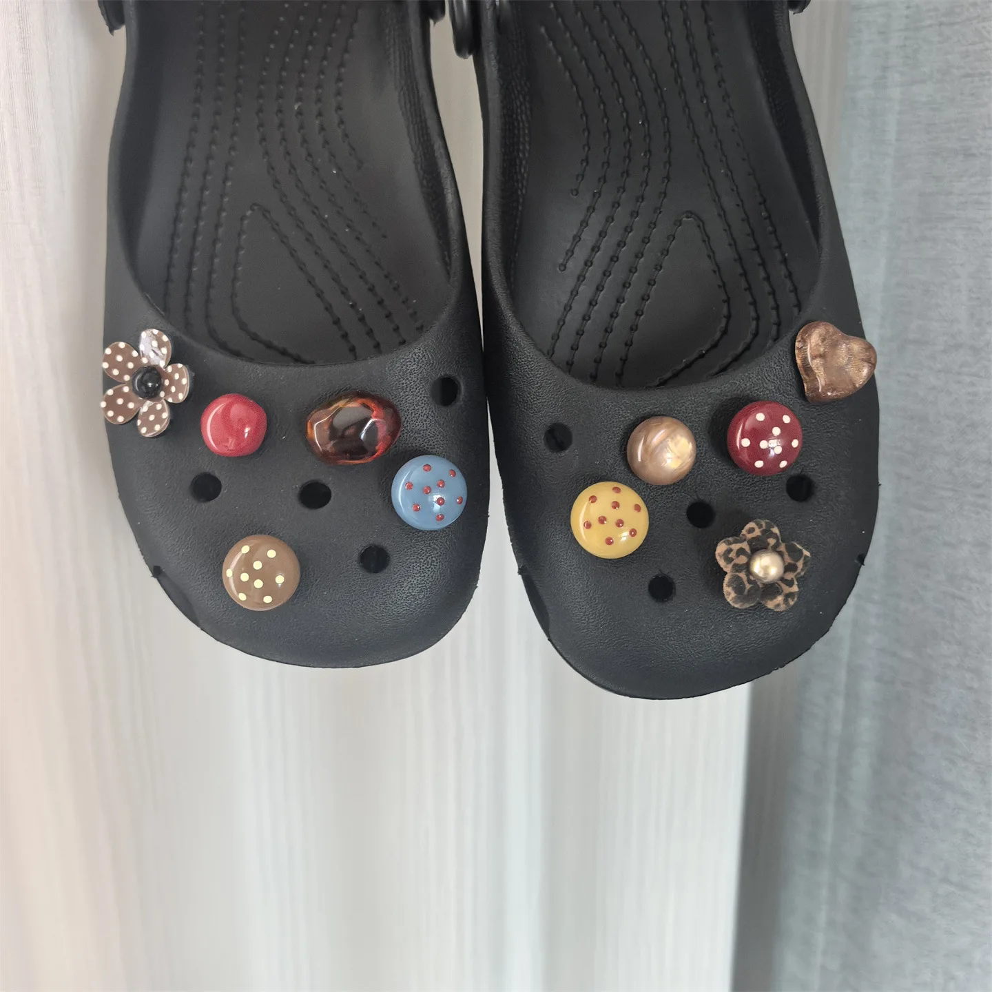 Adorno para Zuecos con Diseño de Puntos y Geometría Estilo Ballet, Hebilla Premium para Zapatos DIY, Color Caramelo Marrón Cacao en Contraste, PVC Ligero para Mujer