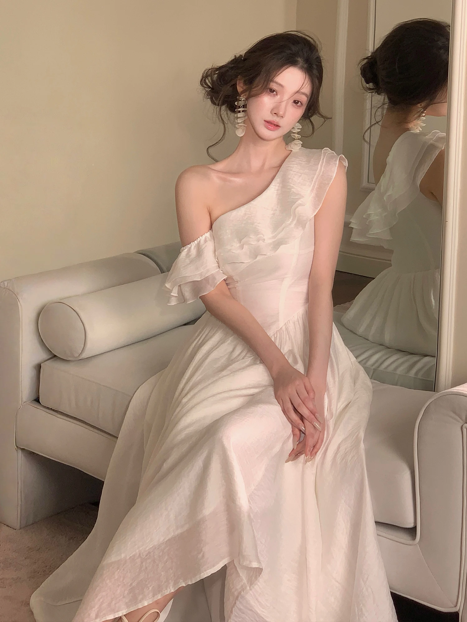 กระโปรงเอลีสลิมมิ่งไวท์ไฮไลท์ ดีไซน์ระบายไหล่แบบอ่อนโยน เหมาะสำหรับงานวันเกิด สไตล์ลำลอง เอวสูง ผลิตจากเส้นใยโพลีเอสเตอร์ สำหรับฤดูร้อน สไตล์เจ้าหญิง...