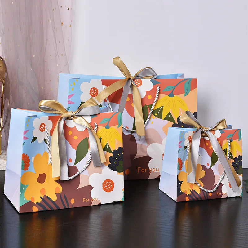 

10 Pcs Ins Style Flower Paper Gift Bag Wedding Favors Souvenir Candy Jewelry Cosmetics Packing Bags for Guests Bithday Party